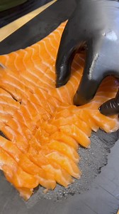 Salmon Yukhoe🐟 Spicy salmon goes well with rice👍 ■ Ingredients -Salmon -Gochujang, red pepper paste -Sugar -Garlic -Ginger -Sesame oil -Shiso leaves -Egg -Hojiso flowers -Nori -Rice | Chef Hiro