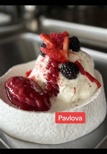 Pavlova fruits rouges, glace & verveine 🍓 Une pavlova fraîche et gourmande, parfaite pour finir un repas tout en légèreté. 1️⃣ Coulis & glaceMettre des fruits rouges dans une casserole avec quelques feuilles de verveine.Porter à ébullition, mixer puis filtrer.Réserver une partie en coulis au frais et placer l’autre au congélateur pour la glace. 2️⃣ MeringueMonter les blancs d’œufs en neige avec un peu de sucre.Former la meringue et cuire 30 min à 110°C. 3️⃣ CrèmeMonter la crème liquide bien fro