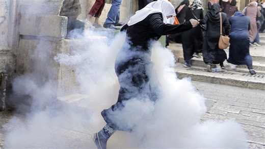 Video. Palestinians and Israeli police clash at al-Aqsa mosque