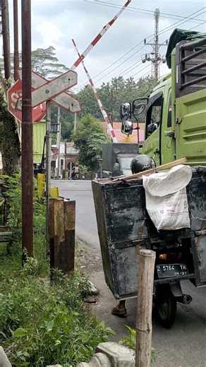 Ketika Palang Perlintasan Kereta Api Menutup