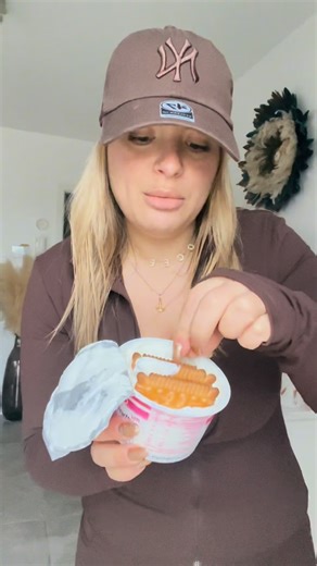 Océe 🦋🌻🦄 on Instagram: "• J’étais obligée de tester cette fameuse recette tendance du moment de yaourt grec façon cheesecake avec des petits beurres! Je vous laisse découvrir ! Qui l’a déjà testé ? J’ai pas fait au spéculos car j’avais pas envie d’un truc trop sucré .. #cheesecake #yaourtgrec #speculoos #petitbeurre #recette"