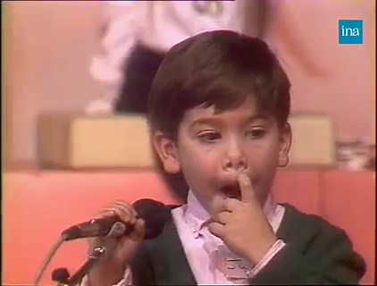 196K views · 3.6K reactions | N'OUBLIEZ PAS LES PAROLES. À l'école des fans, le petit Julien est un peu enrhumé, ce qui ne le gêne nullement pour faire la traditionnelle interview avec Jacques Martin. Il n'attend d'ailleurs pas les questions de l'animateur pour donner les réponses ! Mais au moment de chanter, l'affaire se corse : notre interprète du jour oublie les paroles de sa chanson... Heureusement, sa maman est là pour les lui souffler ! | INA | Facebook