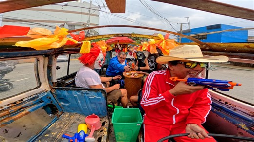 The History of the Middle Finger: kaunting kaalaman. Before the Battle of Agincourt in 1415, the French, anticipating victory over the English, proposed to cut off the middle finger of all captured English soldiers. Without the middle finger it would be impossible to draw the renowned English longbow and therefore they would be incapable of fighting in the future. This famous English longbow was made of the native English Yew tree, and the act of drawing the longbow was known as 'PLUCKING THE YE