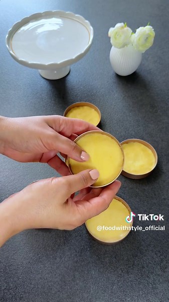 Mandarin Crumble Recipe 🍊🤍 For all mandarin lovers – fruity, tender, and truly eye-catching! 🥰 📝 Ingredients (makes about 8–9 cookies, Ø 7 cm): For the dough: • 100 g softened butter (7 tbsp) • 60 g sugar (1⁄4 cup) • 1 egg yolk • 130 g all-purpose flour (1 cup) • 40 g ground almonds (1⁄3 cup) • ½ tsp baking powder • 1 pinch of salt For the mandarin filling: • 1 small can of mandarin oranges (drained weight approx. 175 g / 6 oz) • 1 tsp cornstarch • ½ tsp vanilla extract For the crumble toppi