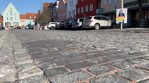 Abgefrästes Kopfsteinpflaster in Neumarkt: Maßnahme sorgt für Diskussionen