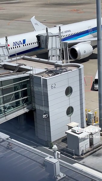 駐機中なのにエンジンがついてるだと！？なんでだろ〜 ANA(All Nippon Airways )Boeing787-10 Dreamliner(JA982A)#ANA #羽田空港 #b787dreamliner #b787_10