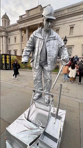 How floating Silverman statue works with illusions to entertain people. #livingstatue #performer
