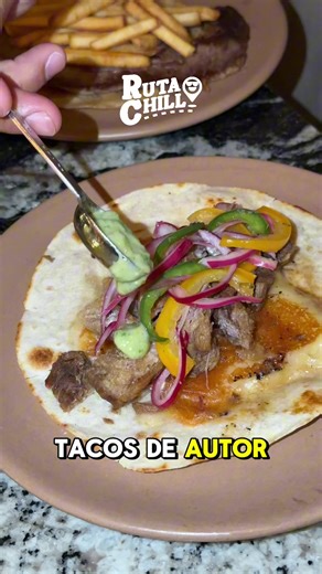 Buscas un lugar que combine bebidas deliciosas y llamativos junto con comida rica y de alta calidad Santino es tu lugar, nos trae su nueva linea de tacos de autor con carne que esta buenisima, tienen desde el clasico con arrachera, de picaña, de rib eye y hasta de chicharron de pork belly, una autentica delicia, de postre nada como una cachetada de gloria con su tortilla de harina , queso menonita y cajeta, debes probarlo al menos una vez , recuerda que se ubican en madero oriente 1212 bajando d