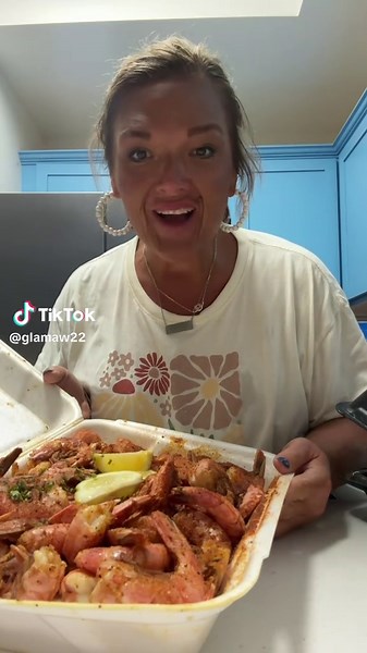 Yall if you don’t hear anything I saw, hear this!!! GO EAT AT THE LOCAL STEAMER! IT IS SOOOO GOOD!!!! #glamaw #pawpaw #localsteamerpcb #beach #fyp