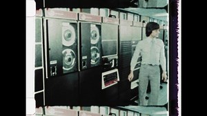 「1979年パサデナ，カリフォルニア州。ManはVintage Burroughs Computerを運営しています。バローズ社のB7500コンピュータは、主に銀行業界で使用されるメインフレームコンピュータです。アーカイブニュースの4Kオーバースキャン」の動画素材（ロイヤリティフリー）1092570303 | Shutterstock