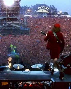 Cosa c'è di più e entusiasmante dell'intro di Thundestruck a Donington? #acdc #livemusic #liveshow #doningtonpark #thunderstruck #acdcfans #intro #guitar | Il Rock al tempo degli Dei