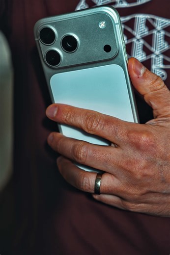 Si ton adresse Gmail a été créée dans les années 2000… il y a de grandes chances qu’elle te fasse un peu honte aujourd’hui. Bonne nouvelle : Google va enfin permettre de **changer ton adresse Gmail principale sans perdre ton historique de mails**. CV, banque, impôts, notaire… tout reste intact. La vraie question maintenant : 👉 **est-ce que la fonction est déjà dispo chez toi ?** Dis-le en commentaire 👇 (et pense à enregistrer la vidéo, au cas où) #Gmail #Google #TechFR #AstucesTech #Internet20