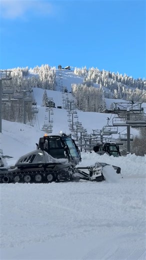 Another 7” of snow fell overnight, bringing the December total to 21” so far, with another storm inbound this weekend ❄️ Call the Aspen Snowmass snow report hotline at 970-925-1221 📞 | Aspen Snowmass
