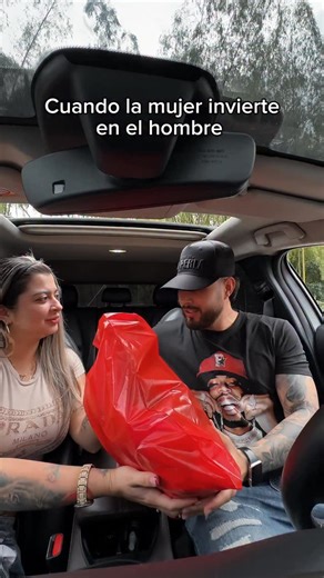 Hablalo so⚡️ on Instagram: "Cuando la mujer invierte en el hombre 😳 • Las prendas las consiguen en @wb_latienda"