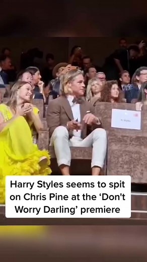 The internet believe that #harrystyles spit on #chrispine at the #dontworrydarling premiere. #venezia79 #venicefilmfestival #fyp #foryou #popculture #film