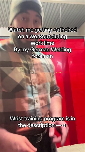 The training is very simple, get yourself a big hammer and move it up and down firstly at the front and then behind ur wrist, then hold it vertical and lay it right and left. Numbers are for front =8 reps each arm For back = 10-12 reps each arm Side to side = 15 reps each arm. Every exercise is 6 sets and no rest between exercises. 3 minutes rest between sets! Enjoy #bluecollar #welder #wrist #wristtraining #boxing