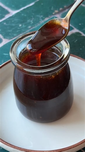 This date syrup recipe uses just 2 simple ingredients and gets its rich color and flavor entirely from dates. A natural sweetener that’s perfect for drinks, drizzled over pancakes, spooned onto yogurt, and so much more! 🍯✨ https://www.unicornsinthekitchen.com/date-syrup-recipe/ | Unicorns in the Kitchen