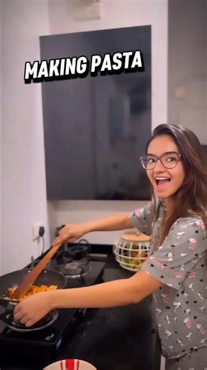 Anushka Sen & Mom Making Delicious Pasta Together 🍝❤️ | Cute Family Moments #Shorts