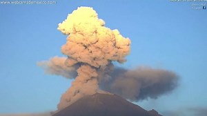 Amazing time lapse captures Mexico's Popocatepetl volcano erupting