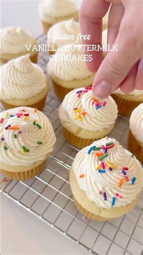 🧁 Gluten-Free Vanilla CupcakesSoft, fluffy, bakery-style ✨ #cupcakevideo