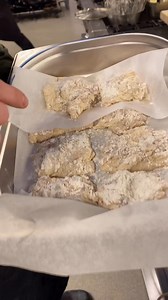 😉 Tjek this out - Benjamin laver 🍗crispy Chicken 🐥med sprødt kyllingeskind det er så godt / god dag derude 👍 😊 🤗 jeg håber du har lyst til at følge os, mig og mine kokkeelever på face og insta Kokkensbekendelse - eller på min mad blog @kokkensbekendelser.dk for opskrifter og flere film - Tak 🤗 #kokkensbekendelse #opskrifter #food #frokost #grille #koge #stege #Thrane #crispychicken | Kokkensbekendelse