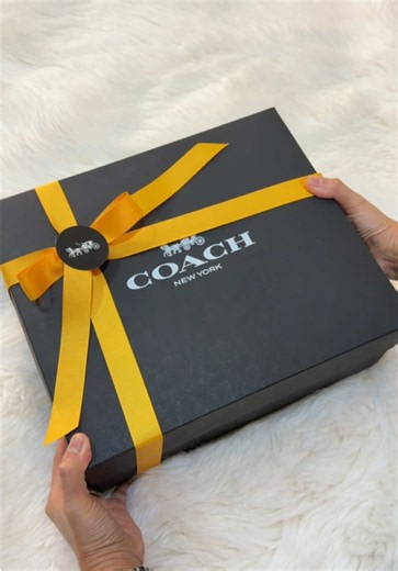 Unbox my new bag with me 🫶 So many new beautiful pieces from @Coach My heart is set at this beautiful turnlock waverly in brown suede 🤎 . . . #coach #coachbag #coachtok #coachcollection #coachunboxing