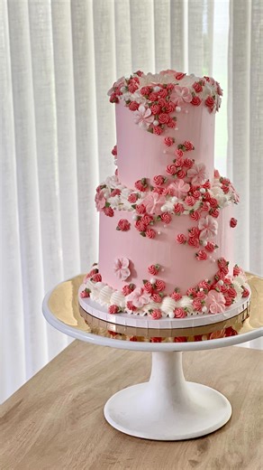 Thought this cake was perfectly fitting for today 🌸☀️🐣 When vintage meets florals 🫶🏼 Design based on client’s inspo Easter Sunday Cake decorating Flowers Buttercream Cake design | Georgia's Cakes