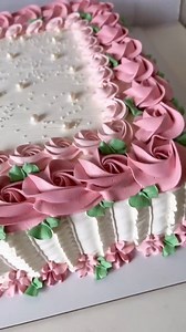 621K views · 10K reactions | pastel de forma rectangular decorado con detalles de crema para celebración #cake #cakedesign #pastel #birthday #bolo | Pastelería deseada | Facebook