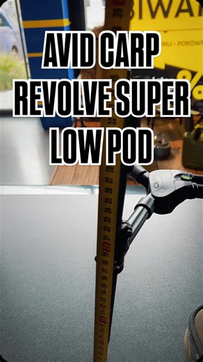 AVID CARP REVOLVE SUPER LOW POD Rodpod Avid Carp Revolve Super Low Pod to sprzęt stworzony dla karpiarzy ceniących stabilność i wszechstronność w kompaktowej formie. Jego lekka konstrukcja sprawia, że jest łatwy do transportu, a jednocześnie zapewnia solidność, jakiej oczekujesz nad wodą. Dzięki niskiemu profilowi, ten rodpod idealnie sprawdza się na zróżnicowanych powierzchniach, umożliwiając komfortowe ustawienie zarówno na twardym podłożu, jak i nierównym terenie. System zamykania Lok Down to