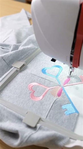 Sewing fabric with a sewing machine #versatilesewin #sewinghacks #sewingtips #sewing #sewingtutorial