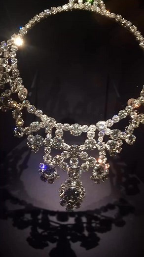 212K views · 9K reactions | Your weekly Marjorie: a bib necklace by Harry Winston acquired by Marjorie Merriweather Post, c. 1966, of diamonds in platinum. With big brilliant-cut diamonds in claw settings, this necklace was designed to cling and sparkle blindingly. “If I could, I would attach diamonds directly onto a woman’s skin,” Winston once said. | The Jewelry Loupe | Facebook