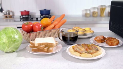 SIMOE Small Microwave Oven, 0.7 Cu Ft 700W Countertop Retro Microwave with 8 Auto-cooking Set & Defrost, Child Lock, Compact Microwave w/10 Inch Removable Turntable, Timer, 5 Micro Power, LED Lighting