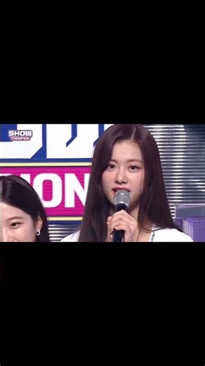 Eunchae and Garam singing Sour Grapes