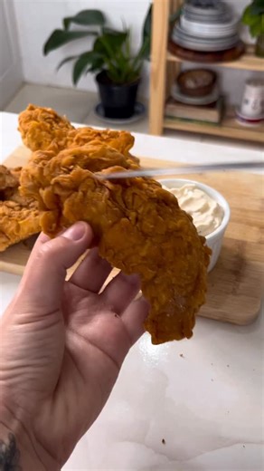 Fê Barone on Instagram: "Simplesmente AMO esse franguinho! Ingredientes: 600g de filezinho sassami ou peito de frango (picado em pedaços menores); Tempera com sal, pimenta do reino e páprica defumada. Massa da marinada: 1 xícara de farinha de trigo; 1/2 xícara de amigo de milho; 2 ovos; 2/3 da xícara de água; Sal, pimenta do reino, páprica defumada e cebola em pó a gosto; 1 c/sobremesa de fermento químico para bolo; Deixa marinar por 30 minutos antes de empanar na farinha de trigo e fritar no ó