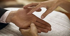 Comment lire les lignes de la main : le petit guide pour jouer à la voyante