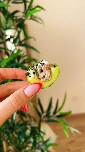 Concombre farci 🥒 Avec ces fortes chaleurs, quoi de mieux que des recettes apéritives bien rafraîchissantes comme celle-ci ? 😎 C’est trop rapide à préparer et c’est délicieux, pensez à l’enregistrer pour la refaire plus tard 🫶🏼 Ingrédients : 1 concombre 1 boîte de thon 1 échalote 2 cuillères à soupe de chèvre frais 1 cuillère à café de câpres 1/2 jus de citron Ciboulette Graines de sésame noir Fleur de sel Préparation : 1. Dans un bol, mélangez le thon, le chèvre frais, l’échalote et la cibo