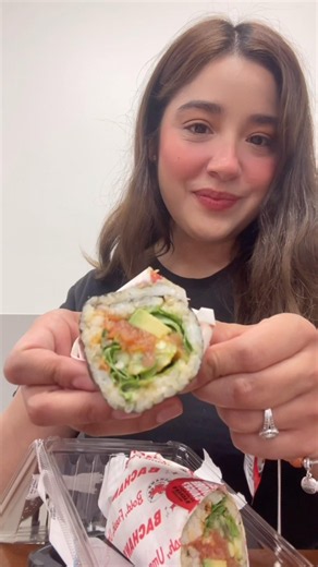 Spicy tuna sushi burrito 😋 #food #hungry #eatwithme #sushi #work #fyp