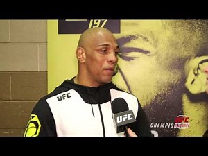 Rogério Pezão comemora vitória no UFC 197