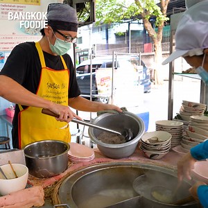 Take a look at this Michelin awarded minced pork noodles and tom yum noodles in Bangkok 😋 📍Rung Reung Pork Noodle | Bangkok Foodie