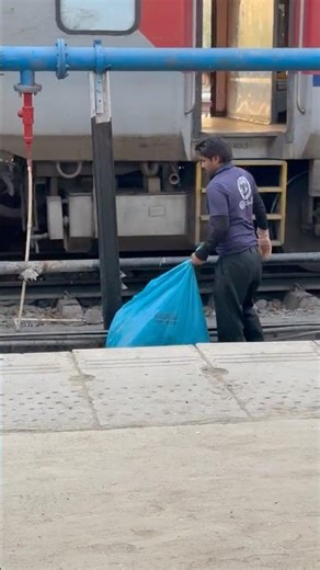 Family ke liye krna pdta ha #shortsfeed #railtrack #trending #train #indiantrains #viral #shorts