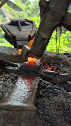 Traditional Blacksmithing: Forging a Masterpiece from Raw Iron⚒️🔥#1000subscriber #10million #uk #usa