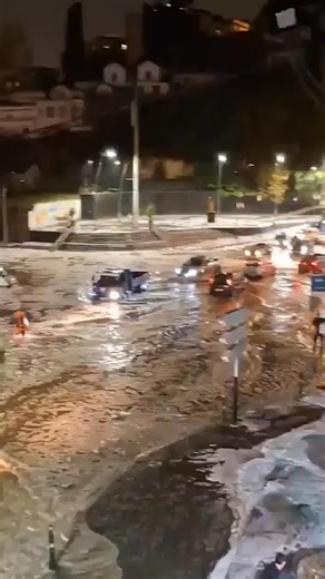 Torrential rains are lashing northern #Algeria. Severe flooding has been reported in several cities. | Meteored