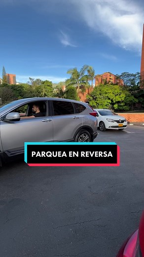Son 3 pasos 🤌🏻 Parqueo en reversa #aprende #carro #conductor #tiktokautos #sabiasque