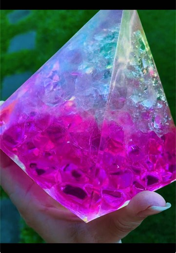 Colour shifting druzy pyramid #resin #resinart #resinartist #druzy #pyramid #epoxy #epoxyart #chameleon #resintutorial