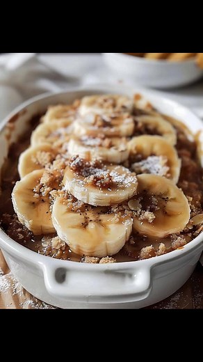 Banana Foster Cobbler INGREDIENTS: • 4 ripe bananas, sliced • 1/2 cup brown sugar • 1/4 cup butter • 1 teaspoon vanilla extract • 1 teaspoon cinnamon • 1 cup all-purpose flour • 1/2 cup sugar • 1/2 cup milk • 1 teaspoon baking powder • 1/4 teaspoon salt • 1/4 cup chopped pecans (optional) 👇𝗙𝗨𝗟𝗟 𝗥𝗘𝗖𝗜𝗣𝗘 𝗕𝗘𝗟𝗢𝗪👇💬 | Garden Life & Recipes