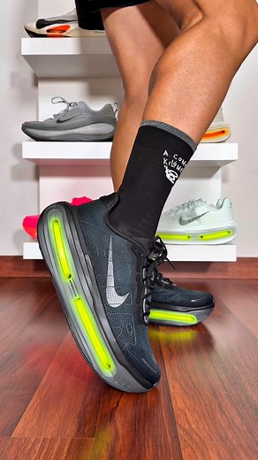 🚀 NIKE VOMERO PREMIUM 👟 REVIEW Disponible ‼️ ⠀⠀⠀⠀⠀⠀⠀⠀⠀ 🔝 Nike se ha ido a lo grande: la nueva Vomero Premium llega con 55 mm en el talón y 45 mm en el antepié, convirtiéndose en la zapatilla con mayor altura de mediasuela de la marca (y una de las más altas del mercado). Precio oficial: 230 €. ⠀⠀⠀⠀⠀⠀⠀⠀⠀ ⚡ Una mediasuela formada 100% de ZoomX 2 unidades Air Zoom → una combinación que ofrece una pisada ultra blanda y con rebote infinito. Drop de 10 mm. Perfecta para rodajes suaves y de recupera