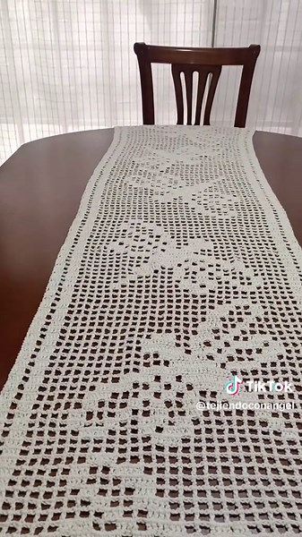 Camino de mesa libélulas en técnica filet a crochet