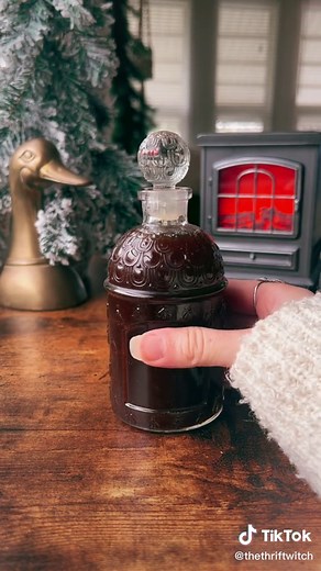 Homemade gingerbread cookie syrup ☕️ Recipecred: @cafehailee 🙌🏼✨ #homemadesyrups#gingerbreadsyrup#gingerbreadcookie#cozycorevibes#vintagefinds
