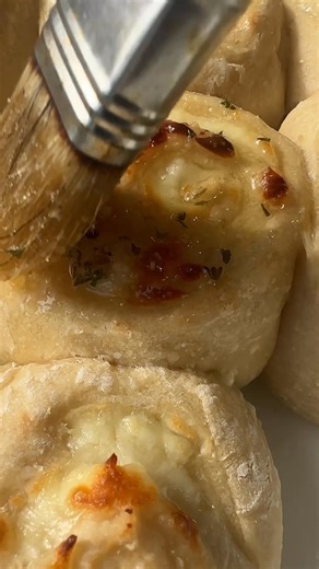 🧀🍕These Cheese Pizza Rolls (aka cheese bread doodles) are essentially a cheesy version of a cinnamon roll. Crusty pizza dough loaded with mozzarella and brushed with a garlic butter. Hello, LOVE! 🔗Comment "RECIPE" for the link!! #cheesedoodles #pizzarolls #crustpizzadought #ohsweetbasil #recipe #garlicbutter https://ohsweetbasil.com/cheese-bread-doodles-recipe/ | Sweet Basil
