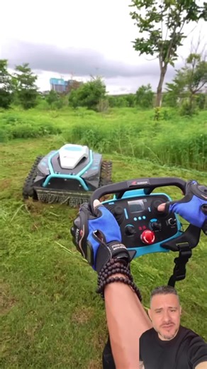 🚜 A machine in California is turning exhausting yard work into a one-button mission. What used to take a full crew now happens quietly while the robot does the miles. 📲 Follow laertejr_mkt.eua 🎥 Credits to the original video creator kohammower. This content was adapted and transformed for informational and commentary purposes, with no intention of infringing copyright. All rights belong to their respective owners. If the author wishes to have the content removed or credits adjusted, please co
